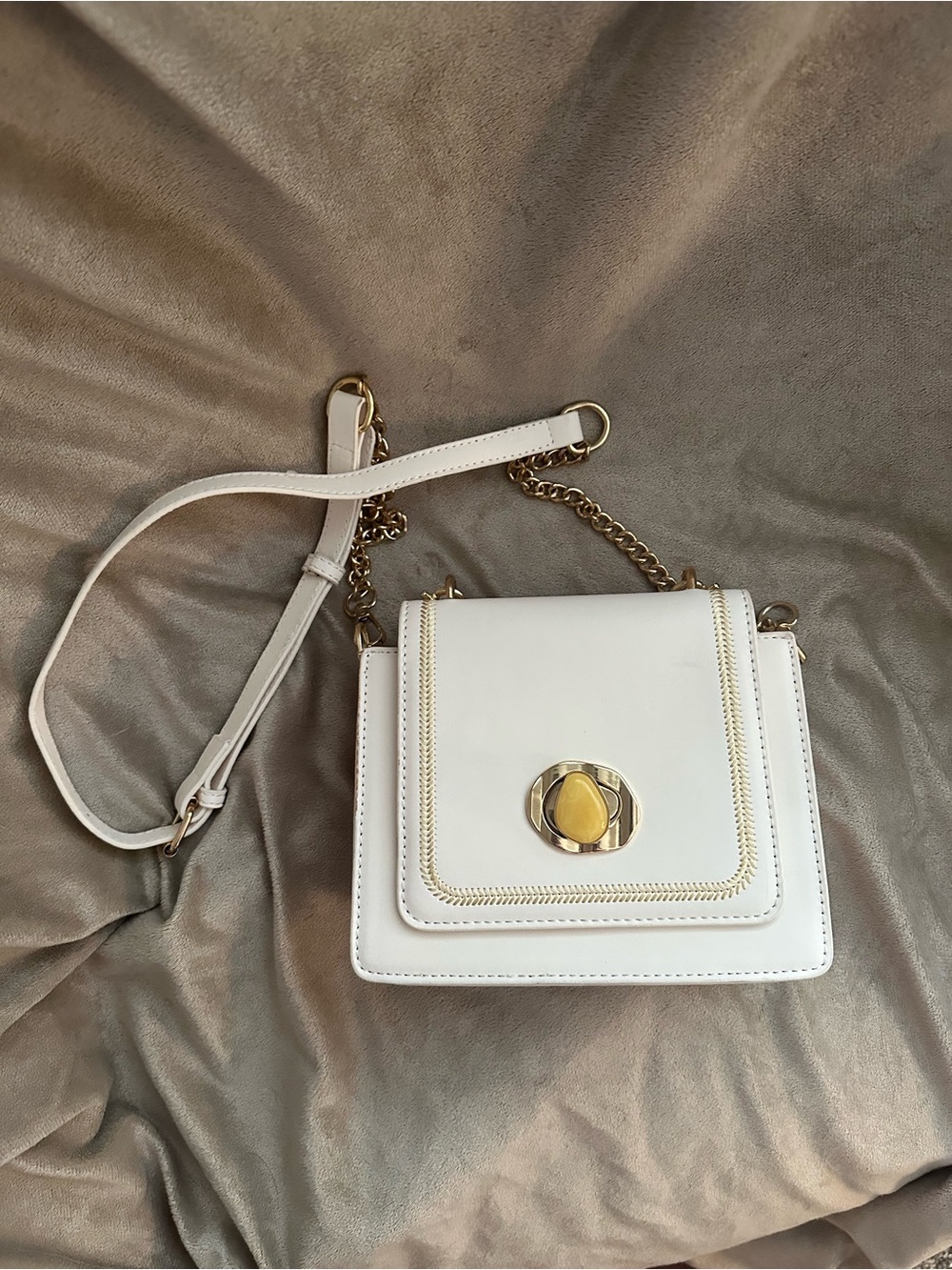 Women's White Chain Strap Crossbody Bag with Gold-Tone Hardware
